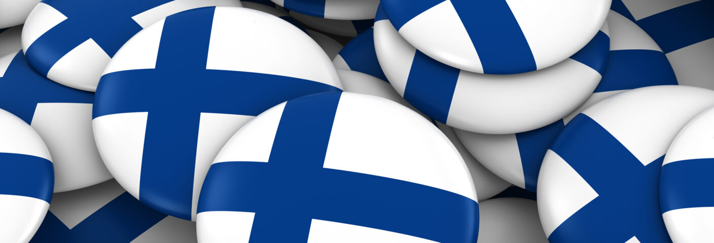 Kuvassa on pyöreitä rintamerkkejä, joissa sininen risti valkoisella pohjalla.