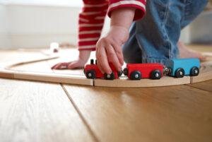 Lapsi leikkimässä junalla perhepäivähoidossa