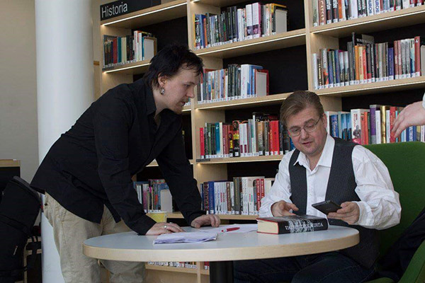 Kulissien takaa Ohjaaja Miika Mortén ja Mika Syvänen kirjastossa. 