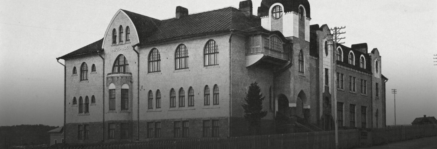Opiston vanha päärakennus 1900-luvun alussa.