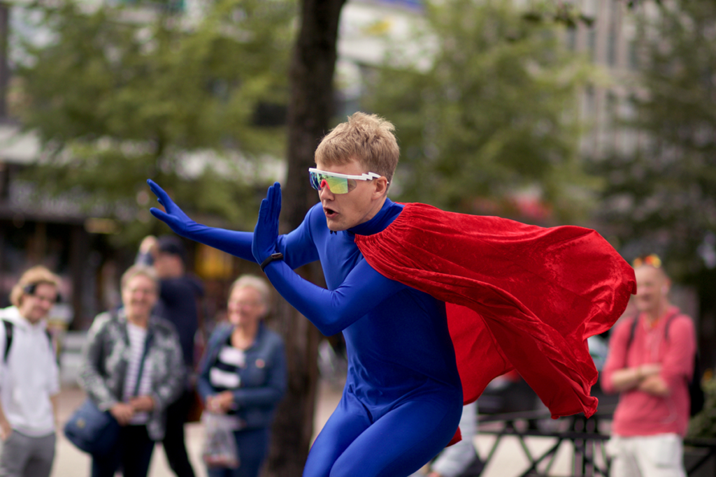 Teatteriopiskelija Vincent Kinnunen superman-hahmona katutapahtumassa