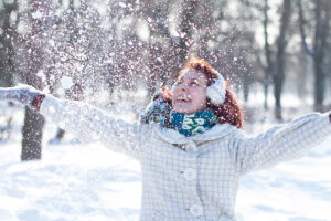 Kuvituskuva jossa nuori nainen lumisessa maisemassa