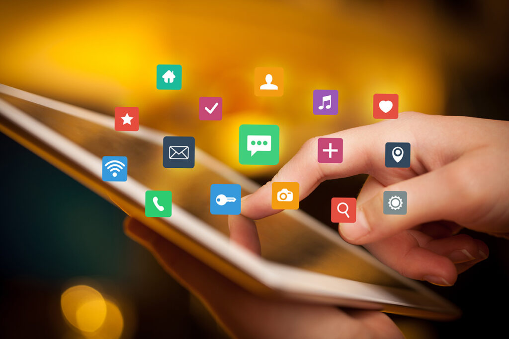 etusormi älylaitteella, kuvan päällä useita verkkoympäristön ikoneja
