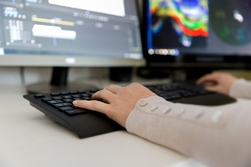 henkilö editoi liikkuvaa kuvaa työympäristössä