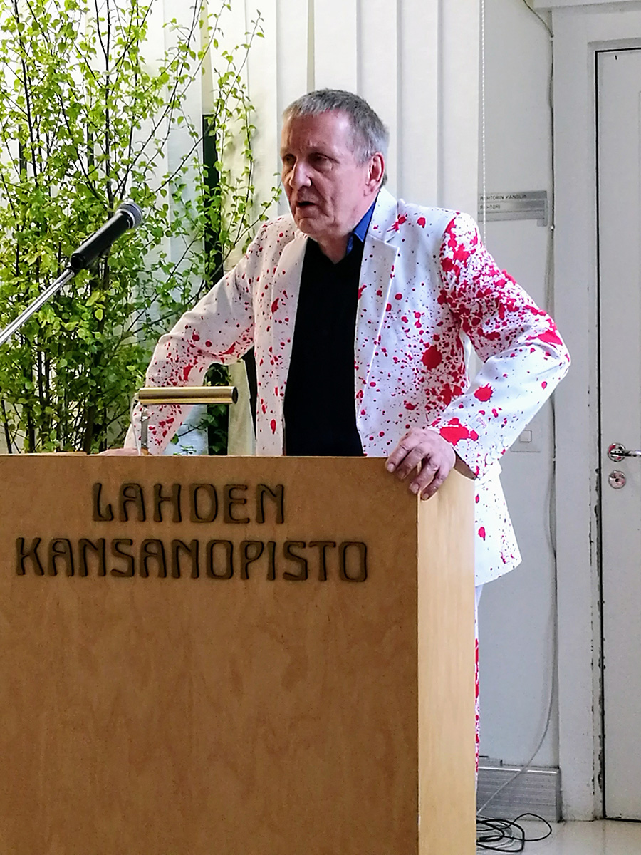 Musiikinopettaja Ari Niskanen juontaa kevätjuhlaa.