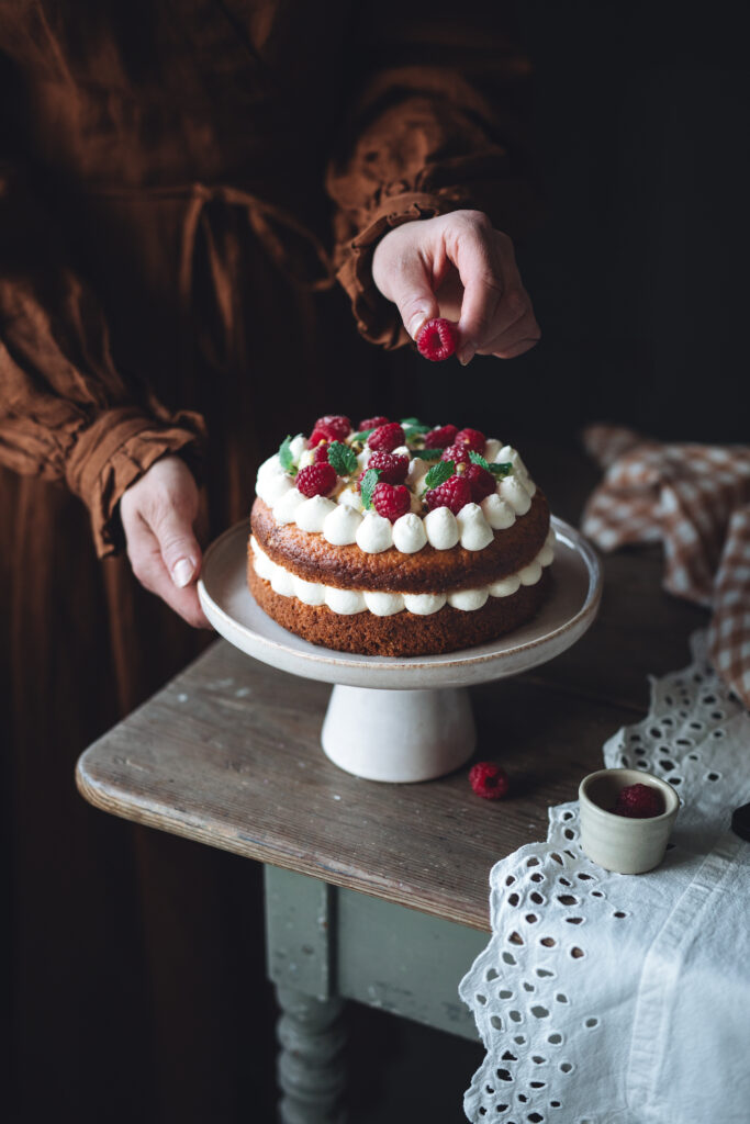asetelma kuohuviinimaljoista ja kukista
