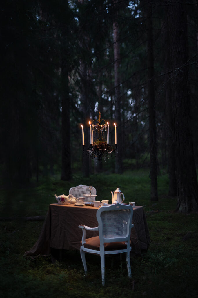 hämärään puutarhaan katettu pöytä
