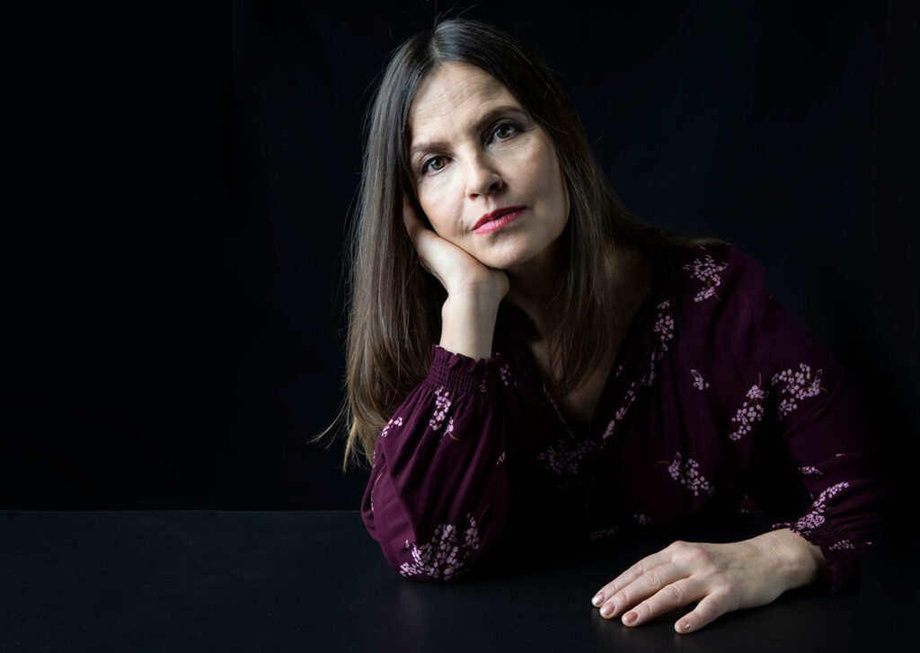 Lähikuvassa kirjailija Maria Peura. Kuvaaja Marjo Tynkkynen.