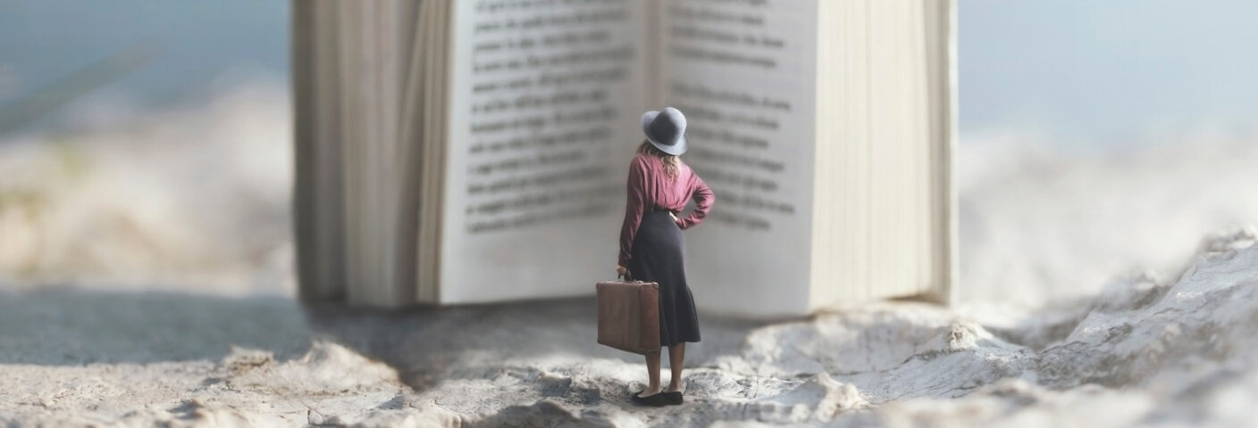 unenomaisessa maisemassa miniatyyrikokoinen ihminen suuren avoimen kirjan edessä
